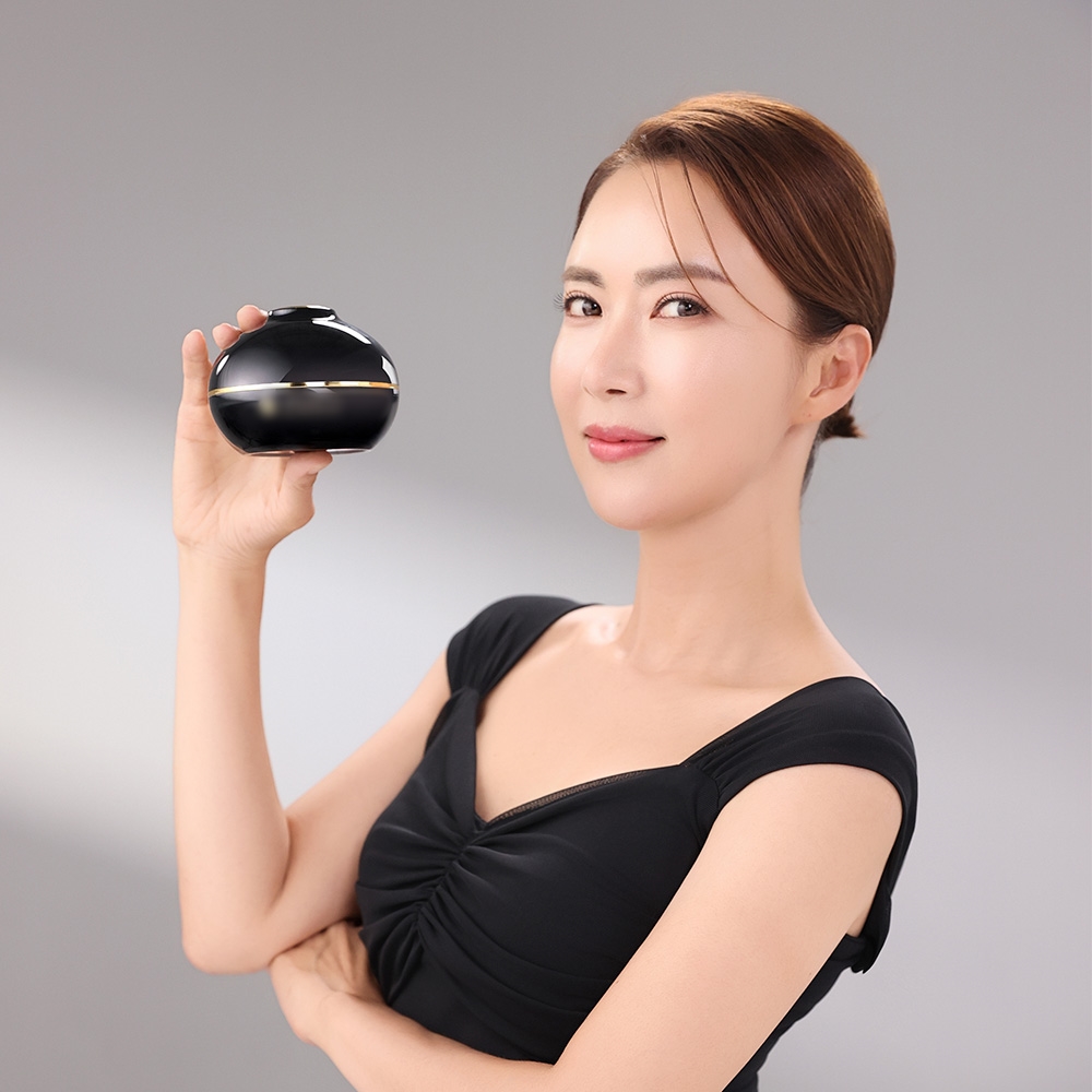 스와니브_블랙트러플_캐비어_영양크림_모델01.jpg