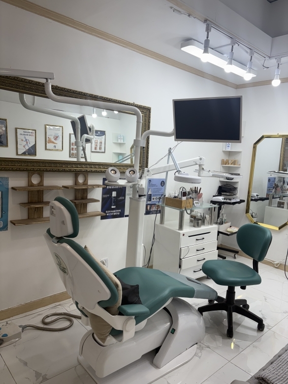[회전][크기변환]5 케어실 내부는 전문적인 도구와 케어 받는 사람의 편의를 위한 의자가 마치 치과를 연상케한다.jpg